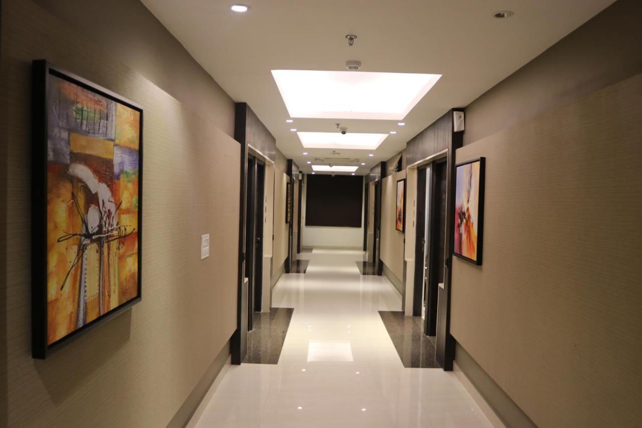 Hotel Solitaire Chinhat エクステリア 写真