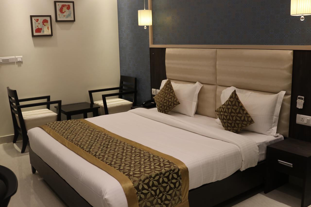 Hotel Solitaire Chinhat エクステリア 写真