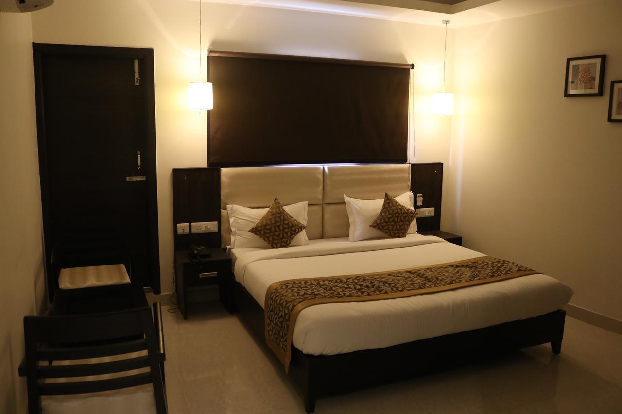 Hotel Solitaire Chinhat エクステリア 写真