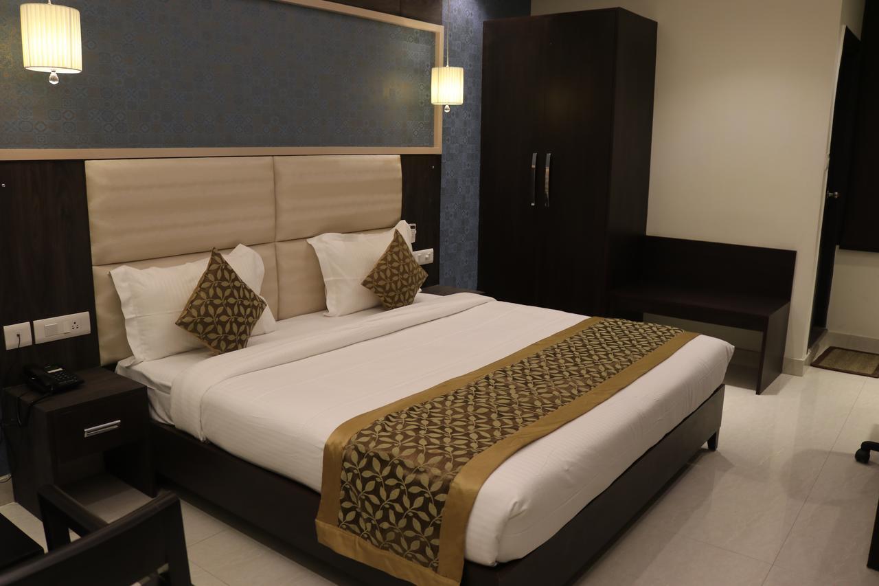 Hotel Solitaire Chinhat エクステリア 写真