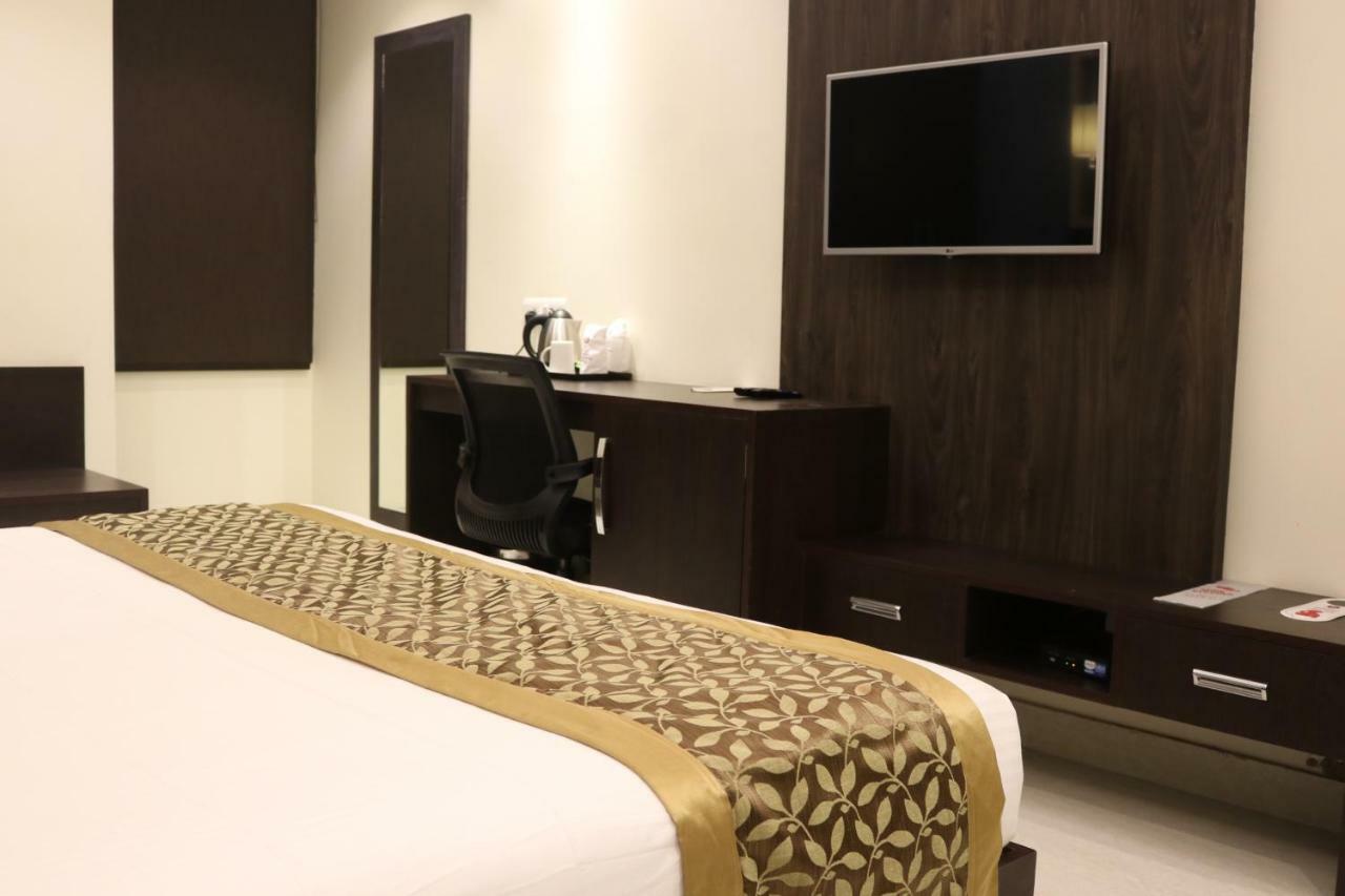 Hotel Solitaire Chinhat エクステリア 写真