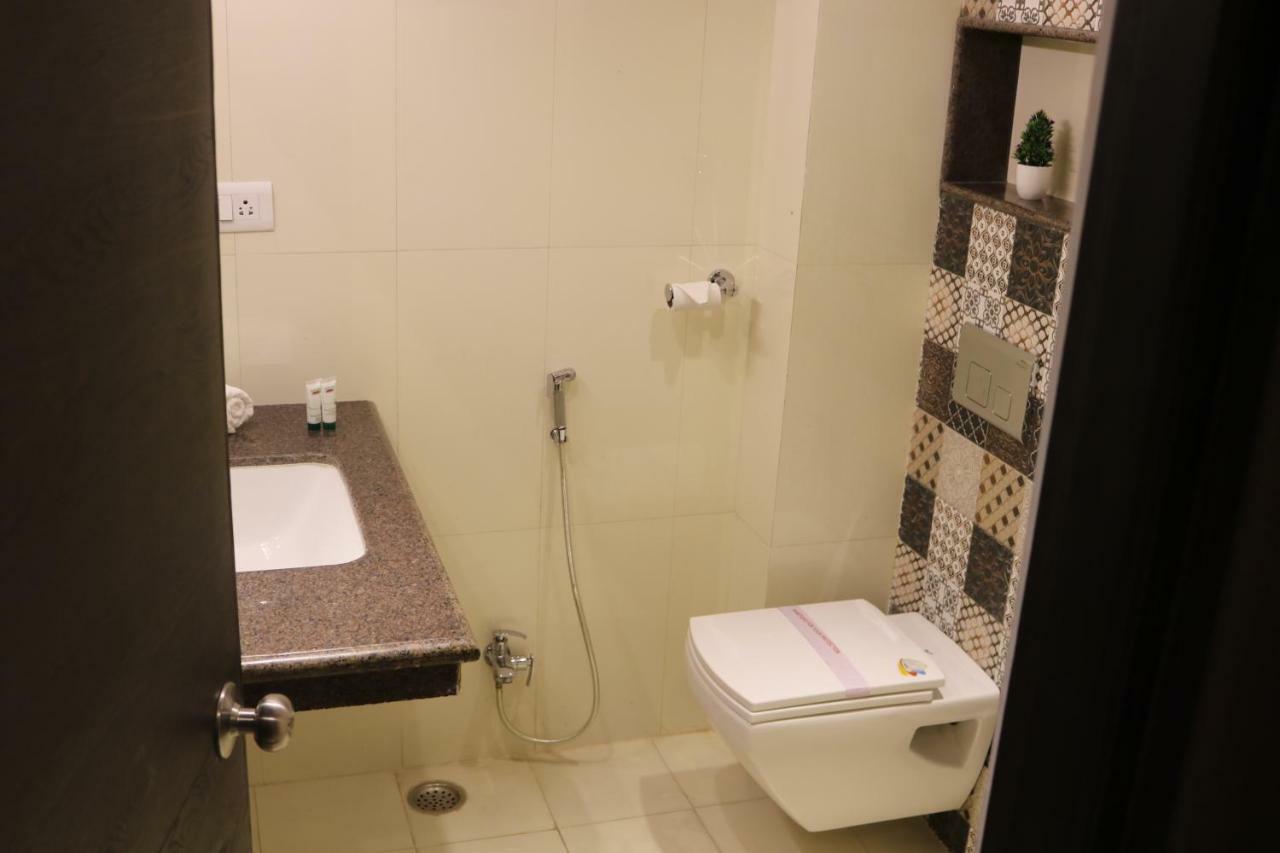 Hotel Solitaire Chinhat エクステリア 写真