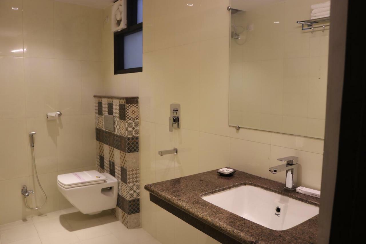 Hotel Solitaire Chinhat エクステリア 写真