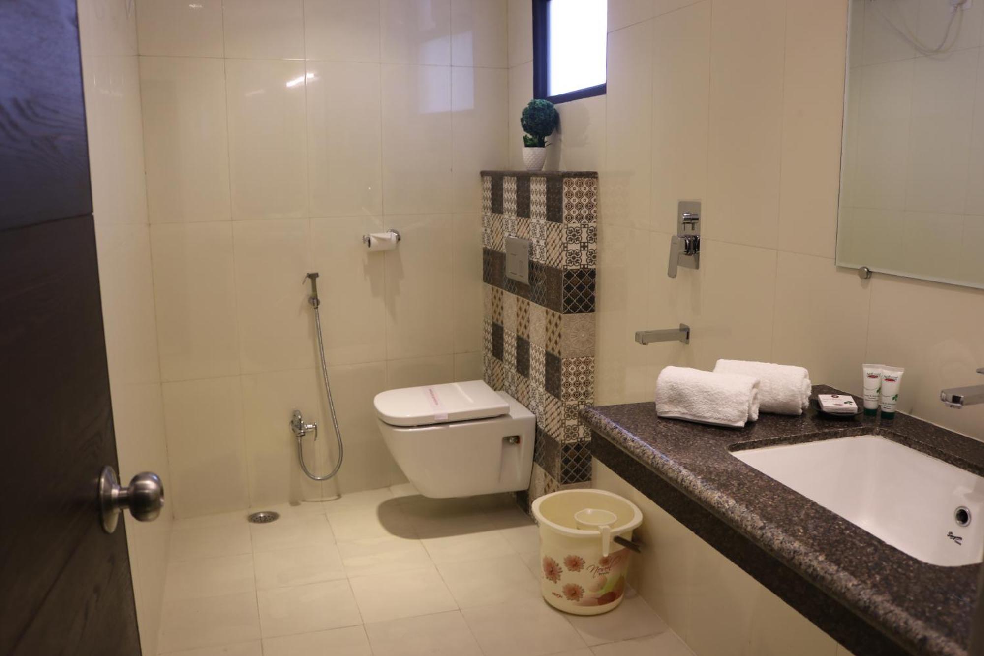 Hotel Solitaire Chinhat エクステリア 写真